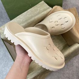 Luxo Marca Design Plataforma Plataforma Perfurada Sandálias Chinelos Feito de Materiais Transparentes Elegante Adorável Sunny Beach Mulher Sapatos Tamanho 35-44