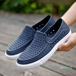 2021 Crocks Crocse Sandals Hole Shoes Couple Home Slippers Summer Hollow Out Smiling Face Buckle Men and Women Beach Flat