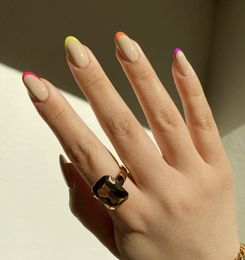 Falsche Nägel 24 Stück / Set Fake Candy Color French Design Langrunde Full Nail Art Tipps Drücken Sie auf Großhandel Tropfen