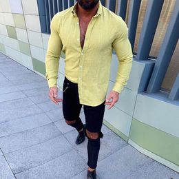 camisa amarilla hombre