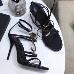 2021 sandali stile designer di lusso pelle verniciata 10,5 cm tacchi da brivido donne lettere in metallo uniche abito scarpe da sposa cinturino alla caviglia con strass sexy scarpe di marca 35-41