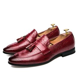 464748 Size Korean Pointed Tassel Brogue Mens Shoes British Crocodile Pattern Stylist Leather Shoes Mens Casual Wedding Shoes Slip-on