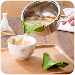 NEW Arrival Silicone Pot Strainers Liquid Funnel Baking Batter Deflector Anti-spill Drain Pans Kitchen Cooking Tool LLF11721