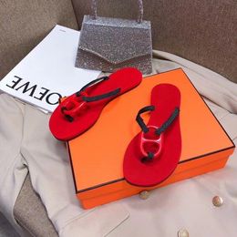 Chinelos ocos de 11 cores de designer de alta qualidade adequados para usar sandálias de borracha, chinelos resistentes ao desgaste no verão interno