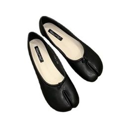 Tabi Ninja-Schuhe für Damen, Mikrofaser-Leder, bequeme Flats, geteilte Zehenpartie, Hausschuhe mit weichem Boden, Slipper, solide kurze Damen-Mokassins, 35–40