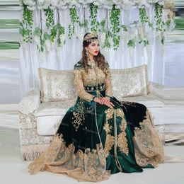 Emerald Green Oriental Dubai Arabic Evening Dress Long Sleeve 2021 Luxury Gold Lace Bead Muslim Prom Dresses Velvet Morrocan Kaftan Formal Party Gowns robes de soirée