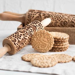 Christmas Rolling Pin Engraved Carved Wood Embossed Rolling Pin Kitchen Tool Rouleau a patisserie Rolo de massa Baking tools 211008