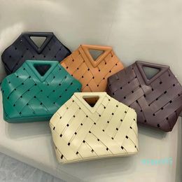 Inverted triangle hollowed out hand niche Design Leather vegetable basket women's bag trend