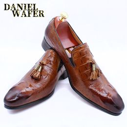 Sapatos de vestido Deluxe couro crocodilo-imprimir sapatos casuais com borlas pretas e marrons um pé com sapatos de casamento de escritório lefo para homens