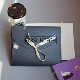Envoltura de regalo 100pcs/lote Bolsas de cartón de sobre de beige grande para bufanda de seda caja de empaque de postal negra con cinta 24cmx19cmx0.8cm