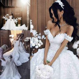Utanför den underbara axelbollklänningen Flora Lace Appliques Court Train Brudklänningar Custom Made Saudi Arabic Wedding Vestidos S S