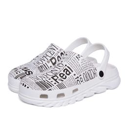 Men Letter Graphic Print Casual Sandals Hole Aqua Shoes Outdoor Fishing Beach Upstream Water Shoes Hard-Wearing Slippers Y0714