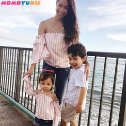 mother mommy and me t shirts tops family look T-shirt clothes summer striped matching family outfits mum mama and daughter dress 210713