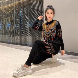 2020 spring women's fashion Eagle printting beaded embroidery knitting tops+pants suits female luxury two-piece sets X0428