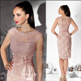 2021 Blush Pink Sheath Lace Mother of the Bride Dresses Knee Length Beaded Sash Scoop Neckline Cap Sleeve Short Sheer Formal Evening Gowns M015