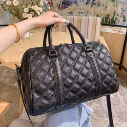 32C Famous Desingers Brand C Boston Shoulder Bags Double Chian Quilted Large Capacity Duffle Travel Journey Multifunctional Package