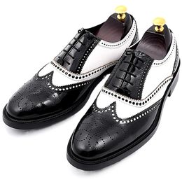 Handmade White Black Brogue Shoes Mens Oxfords Carved Leather Formal Business Shoes British Style Vintage Wedding Dress Shoes Big Size 38-46