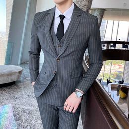 New British Men's Spring Striped Suit Three-piece Slim Fashion Wedding Banquet Stage Dress Casual Business Plus Size Suit 5XL X0909