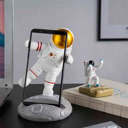 Creative korean style decor figure astronaut decoration ornaments home modern statues Desktop Phone holder office Crafts gift 210811