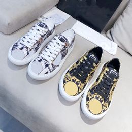 2021 Lastest Canvas Casual Shoes Luxury Designer Fashion Print Lace Up Flat Soled White Board Couple Platform Sneakers Comfortable Outdoor Sports Trainers
