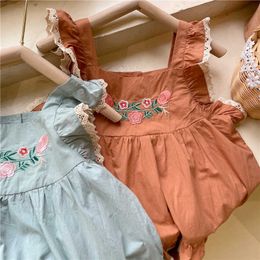 Ins Baby Girls Cotton Linen Embroidery Dress for Kids Summer Clothing Lovely Fly Sleeve Lace Ruffles Sundress Causal Outfit 210529