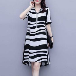 Fashion Plus Size Stripe Print Women Dress Casual Loose Tassels Decor Chiffon Elegant Lady Black White V Neck A-line 210526
