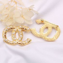 Korean Simple Small Sweet Wind Design Pearl Brooch Women Rhinestone Letters Brooches Suit Pin Fashion Jewelry Clothing Decoration High Quality Accessories