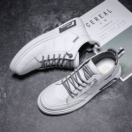 2021 Scarpe da ginnastica sportive mid-top da corsa moda uomo nero grigio beige tendenza giovani sneakers sportive