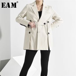 [EAM] Loose Fit Button Split Temperament Jacket Lapel Long Sleeve Women Coat Fashion Spring Autumn JQ29000 211029