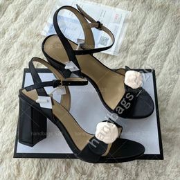 Летняя женщина 8 см высокие каблуки сандалии классическая металлическая пряжка кожаная сексуальная леди Chunky Fertsh Wedding Press Sandles обувь