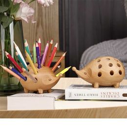 Nordic Arts and Crafts Studio Decoration Children's Penholder Solid Wood Carving Hedgehog Small Gift 211101