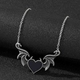 Punk Alloy Devil Wings Necklace for Women Retro Gothic Heart Dripping Oil Bat Wings Halloween Gift Pendant Necklace Accessories G1206