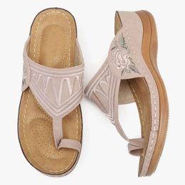 Sandali da donna 2021 Pantofole con tacco a zeppa da donna casual con tacco medio a punta tonda di grandi dimensioni estive