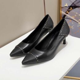 Modeontwerper hoge hakken damesschoenen krokodillenleer blote voeten collocatieknoppen klassiek zwart professionele formele kleding daten winkelen enz