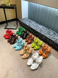 2024 Женские сандалии высокого каблука 10,5 см дамская платформа летние модные туфли с твердым металлическим платьем с пряжкой зеленое желтое белое