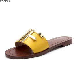Sommer Flache Braune Sandalen Frauen Schuhe 2021 Luxus Maultiere Designer Hausschuhe Gelb Damen Frau Echtes Leder