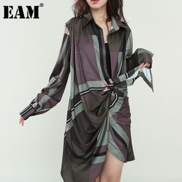 [EAM] Women pattern printed Asymmetrical pleaed Dress V-Neck Long Sleeve Loose Fit Fashion Spring Autumn 1D46209 210512