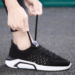 Breathable thin sports and leisure running travel trendy shoes mesh panel 2022 men's sneakers trainers