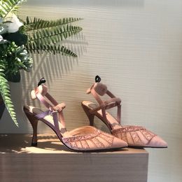 Scarpe con cinturino alla caviglia ricamate di alta qualità scarpe con tacco alto rosa tacchi a rocchetto Designer di lusso da donna Scarpa elegante Sandali con tacco da sera Calzature di fabbrica
