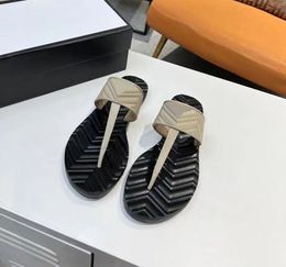 Chinelos de t-shaped de t moda moda moda cascalho de couro de couro liso sandálias interiores e exterior sapatos casuais caixa de entrega grande 35-45