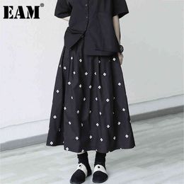 [EAM] High Elastic Waist Black White Embroidery Pleated Casual Half-body Skirt Women Fashion Spring Autumn 1DD7619 21512