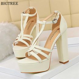 Sexy Hollow T-strap Leather Sandals New Rome Women Open Toe High Platform Pumps Party Thick High Heel Woman Buckle Fashion Shoes Y0721