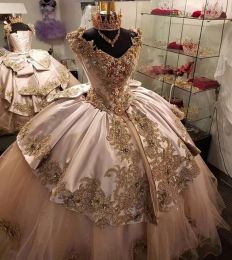 ピンクのクリスタルドレスQuinceanera v Neck Lace Applique Beaded Neeless Bow Satin Tulle Corset Back Sweet 16 Princess Skirt Prom Prom Ball Gown Vesti Esti