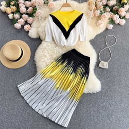 Elegant Women's Summer Knit Set Short-sleeved Sweater Top Color Contrast High-waist Pleated Skirt Two-piece Suit 211101