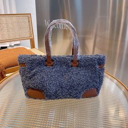 Fahion Design Lamb Wool Bag Plush soft Large Capacity shopping Bags Women's wonter Travel Outdoor handbag Retro style Handle handbags Totes