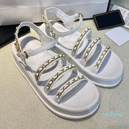 Designer Chain Sandals piatto Lettera di ricamo da donna Lettera di metallo Diamante Spettata spiaggia del fondo a fondo in bianco e nero Superficie di pelle di pecora in bianco e nero Outdoor 2021