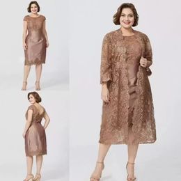 Elegant Plus Size Lace Mother of the Bride Dresses Suits With Long Jacket Brown Long Sleeves Knee Length Sheath Mother's Formal Evening Dress Guest Wedding Party Gowns