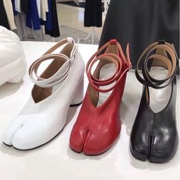 Spring Sexy Fashion Women Pumps Black Red White Leather Tabi Shoes Split Pig Toe Chunky Heels Buckle Ankle Strap Block Med Heel Zapatos Mujer Vintage Party Dress Shoe