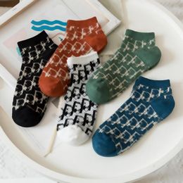 5color Korean Vintage Designer Letters Embroidery Print Decorations Unisex Cotton Socks Winter Women Casual Sports Breathable Knit Stocking