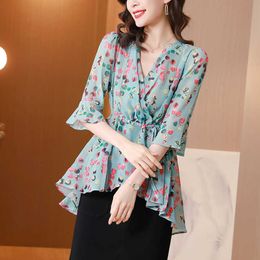 Korean Summer Women Blouse Women's Three Quarter Printing Female Green V-Collar Shirt Womens Oversize Tops and s OL 210604